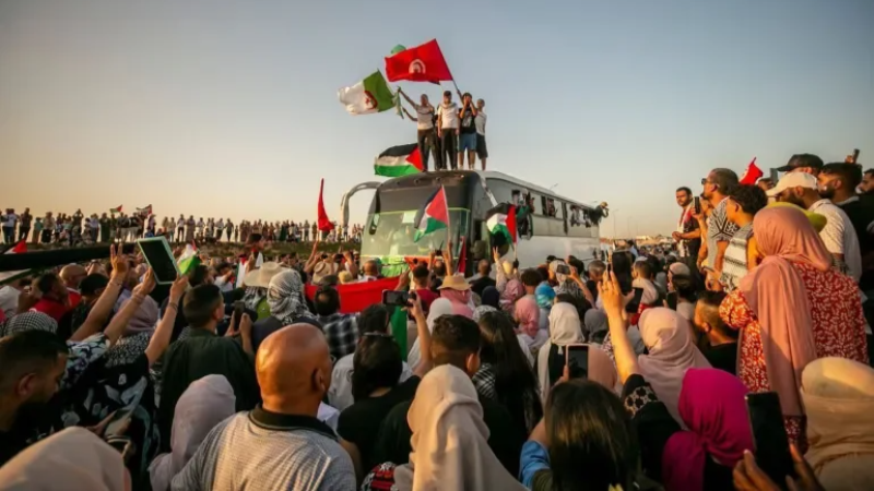 توقف "المسيرة العالمية إلى غزة" في مصر باجراءات تعسفية ومنع "قافلة الصمود" في ليبيا