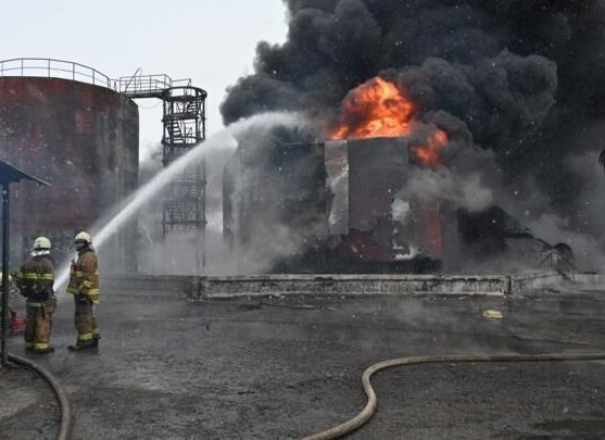 روسيا وأوكرانيا .. صواريخ ومسيرات تهز الجبهتين وتحذيرات من كارثة نووية