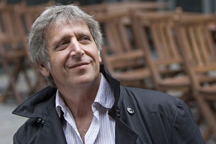 Interview du chanteur Yves Duteil sur son livre " le chemin de la liberté"