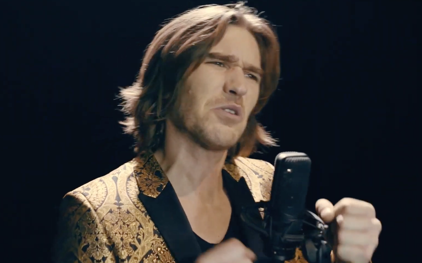 Entrevue avec le chanteur Amaury Vassili qui nous parle de son concert du 25 octobre 2025 à Verviers