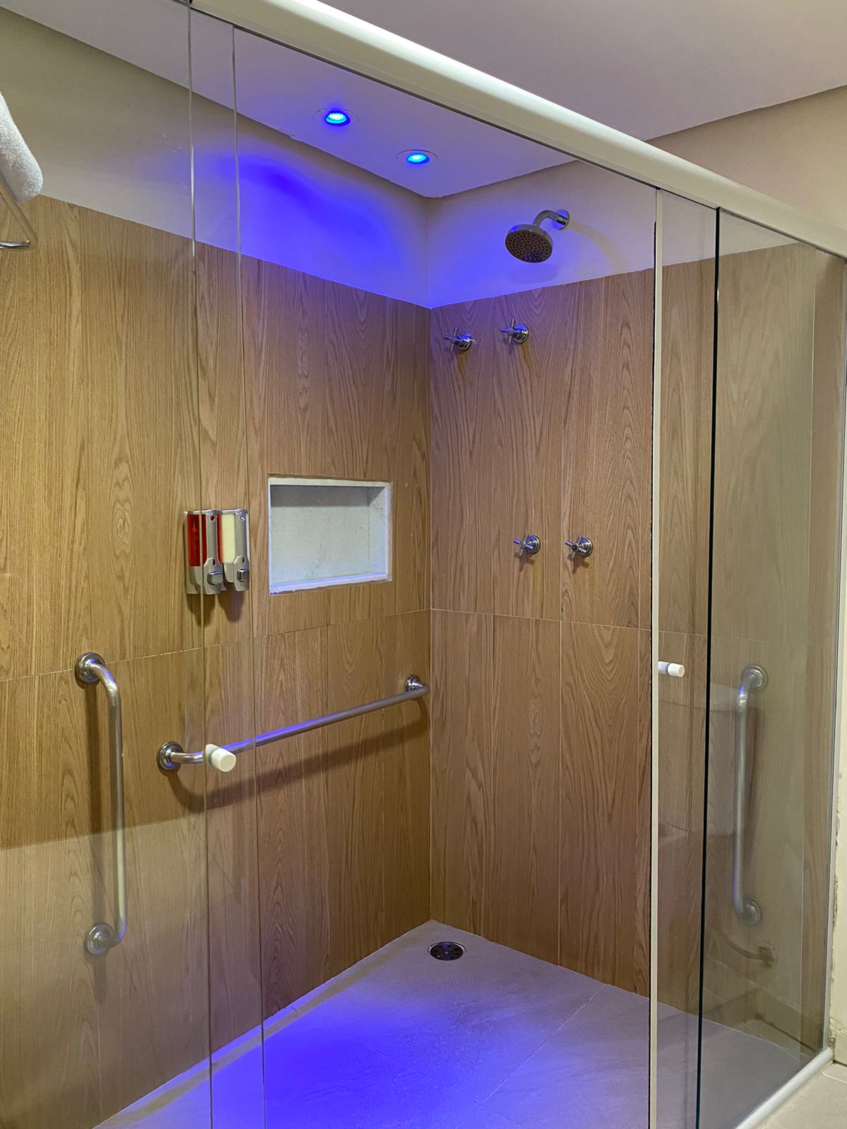 PISO INFERIOR ACESSÍVEL PARA HÓSPEDES COM MOBILIDADE REDUZIDA