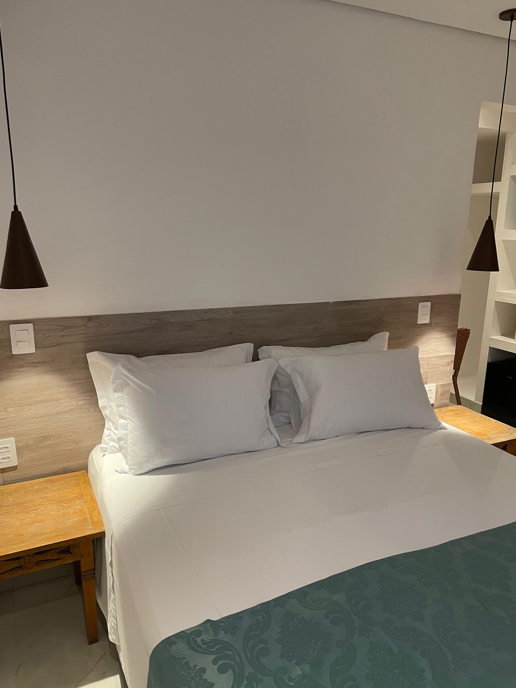 QUARTO COM JANELA E VISTA PARA JARDIM INTERNO
