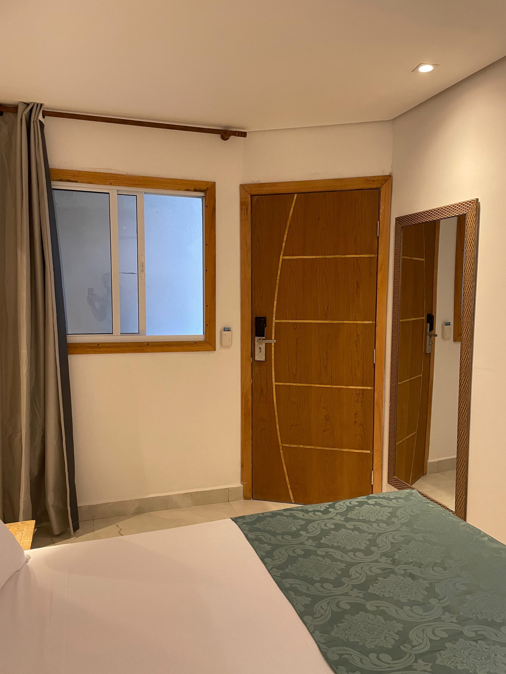 QUARTO COM JANELA E VISTA PARA JARDIM INTERNO