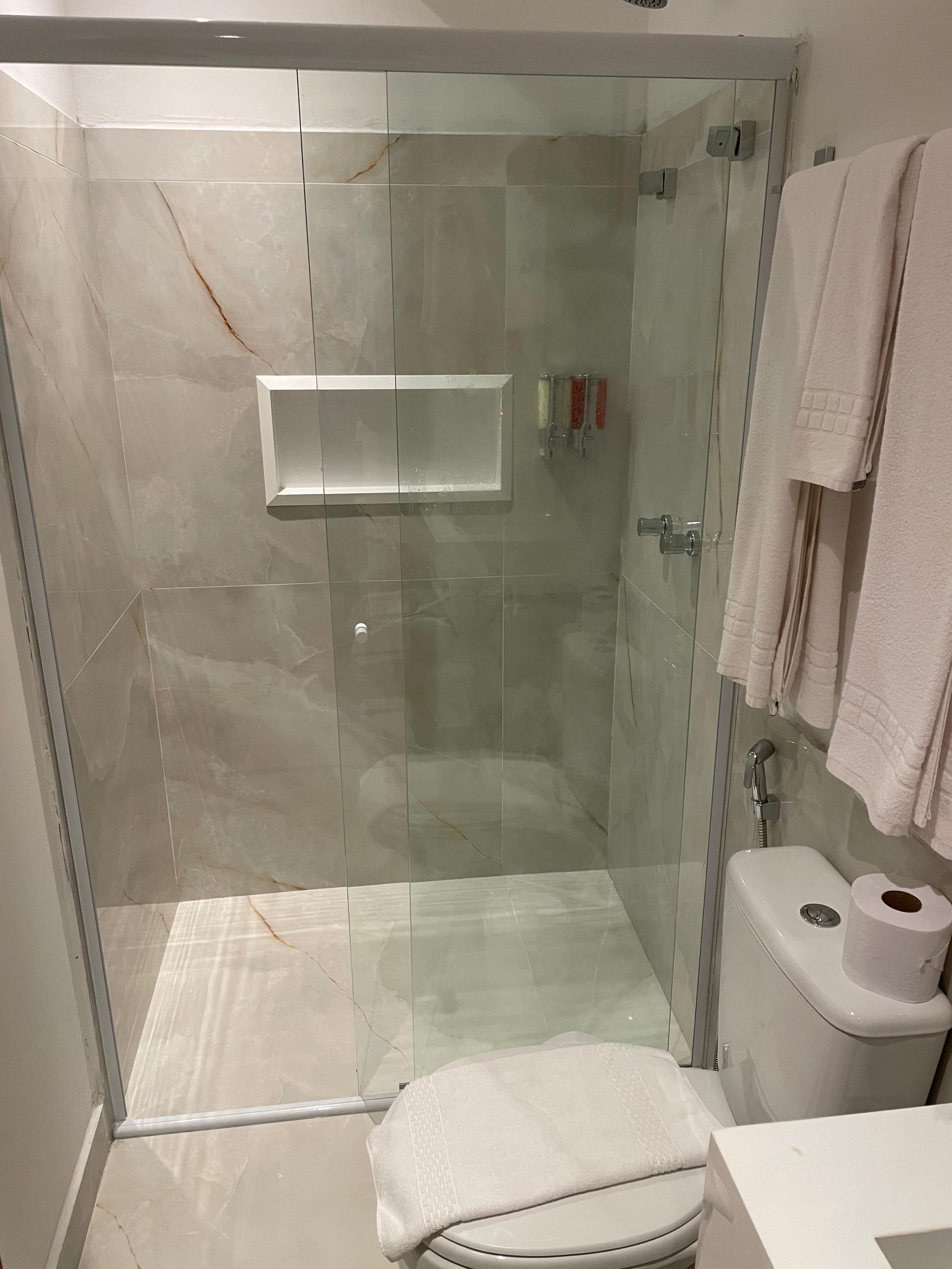 QUARTO COM JANELA E VISTA PARA JARDIM INTERNO