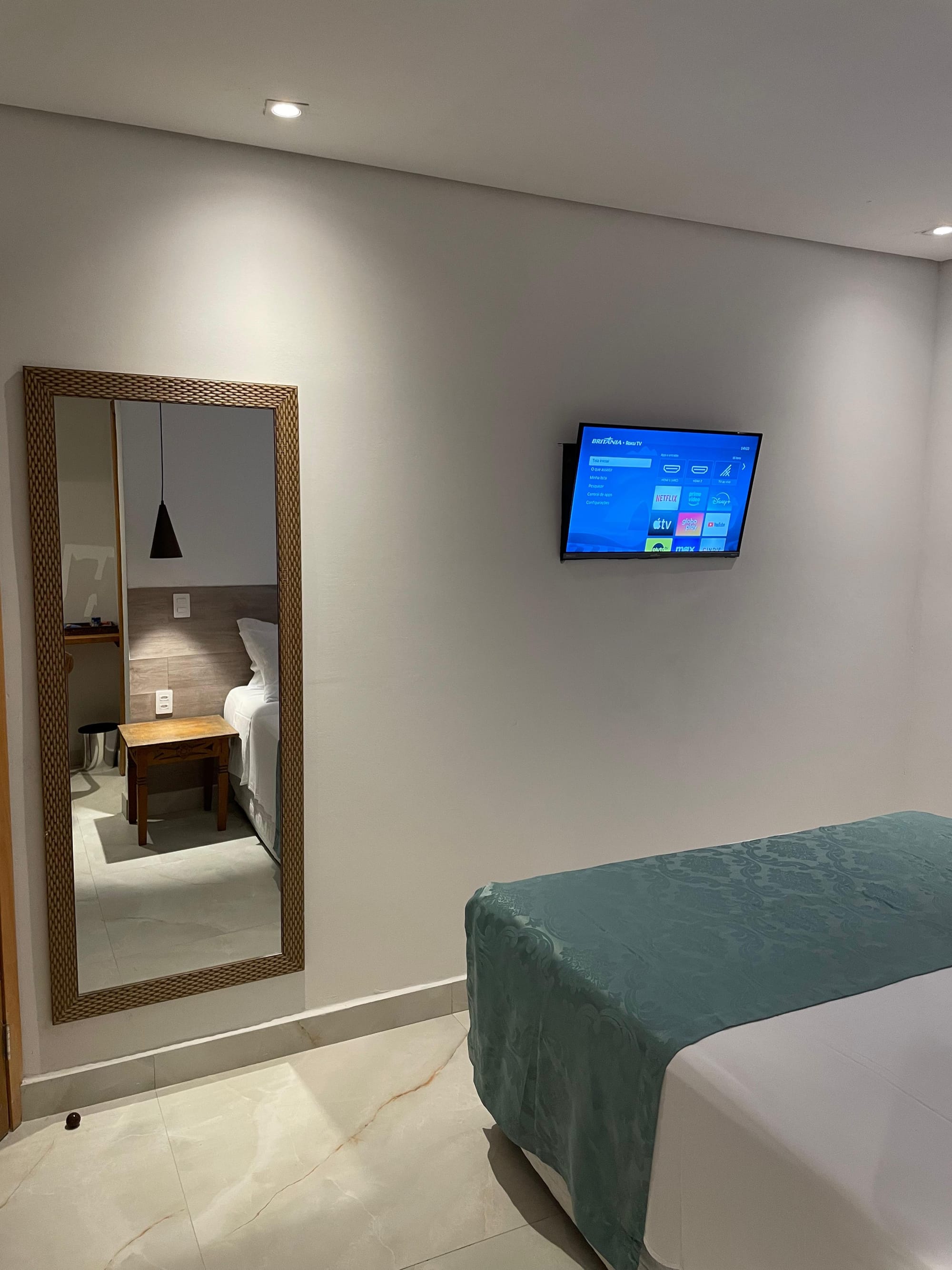 QUARTO COM JANELA E VISTA PARA JARDIM INTERNO