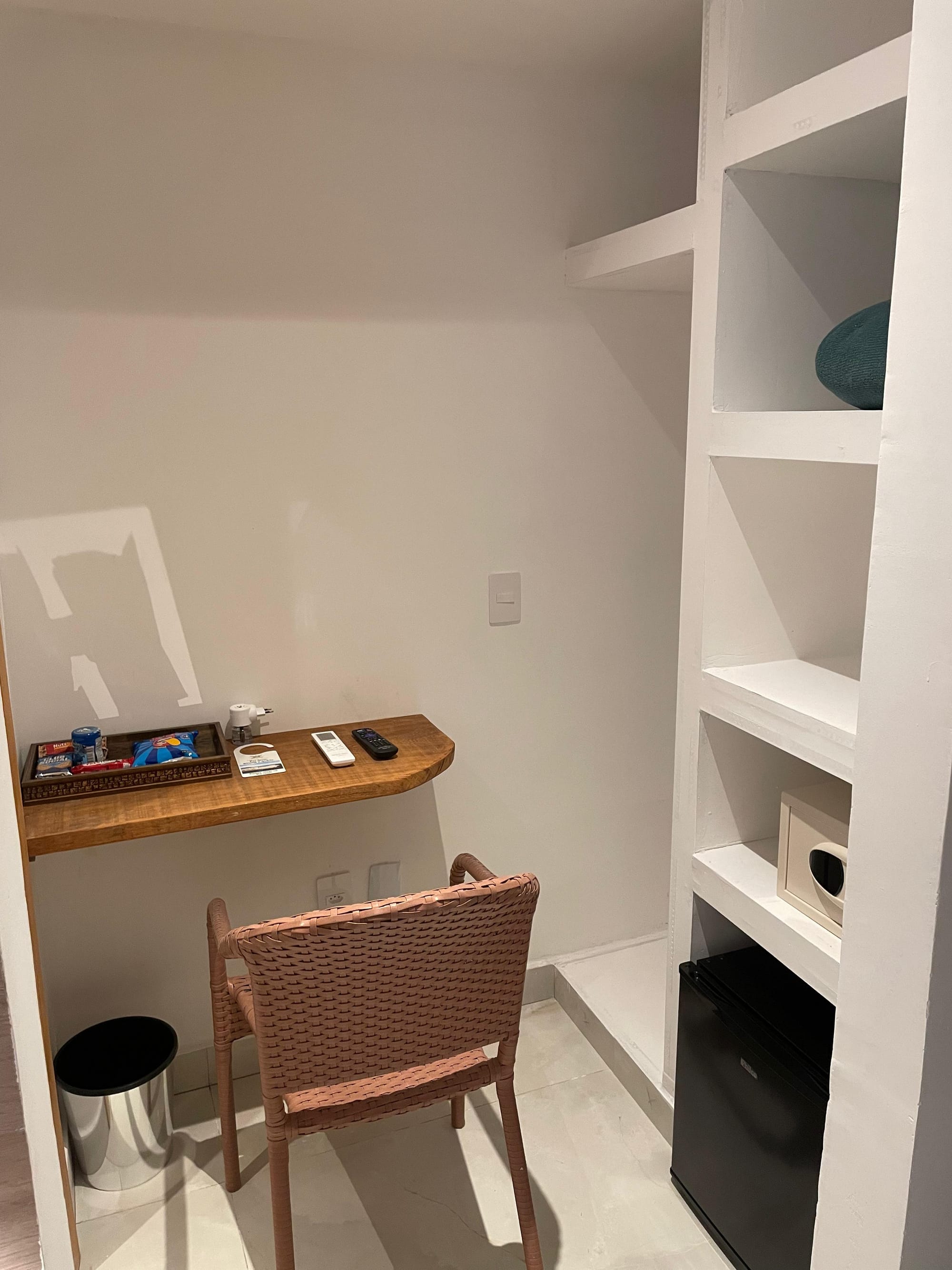 QUARTO COM JANELA E VISTA PARA JARDIM INTERNO