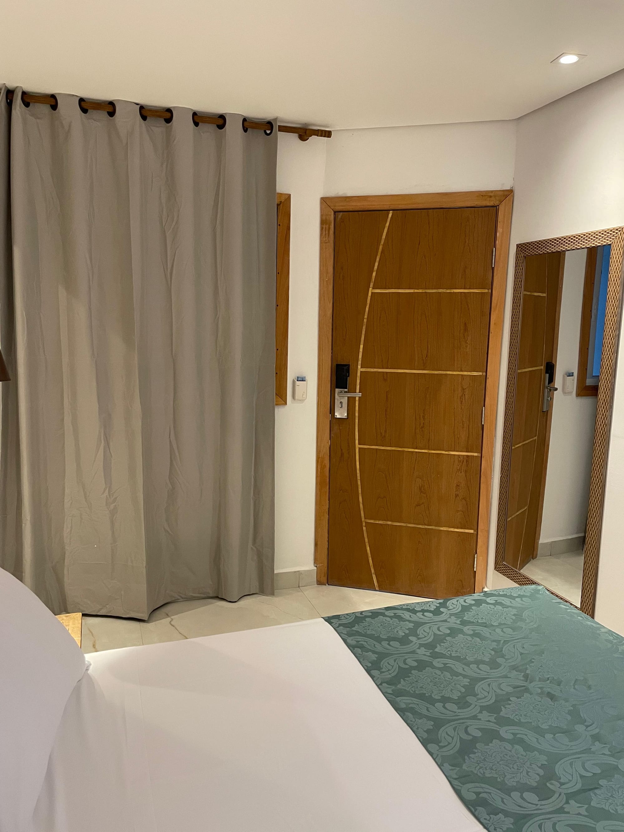 QUARTO COM JANELA E VISTA PARA JARDIM INTERNO
