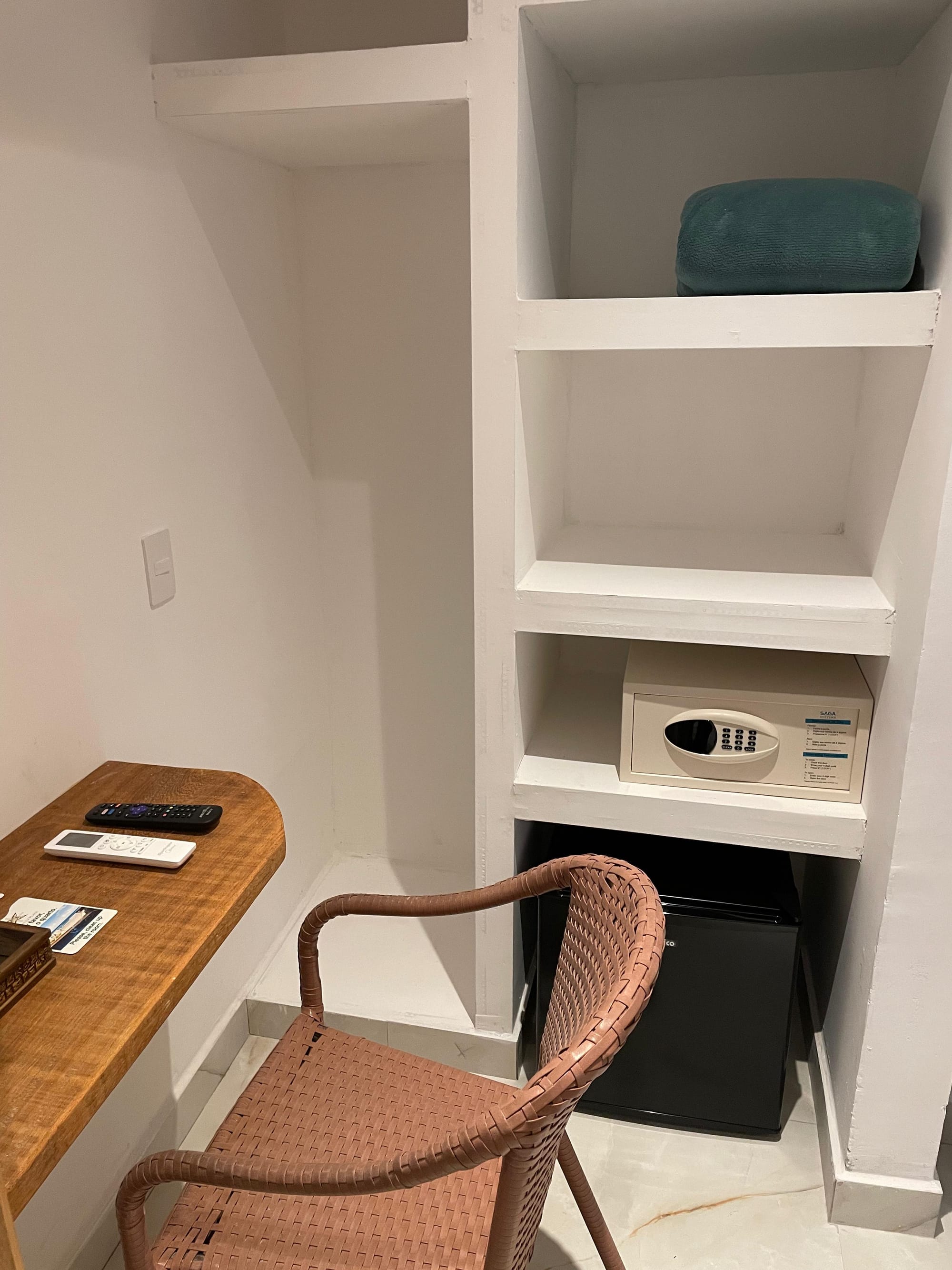 QUARTO COM JANELA E VISTA PARA JARDIM INTERNO