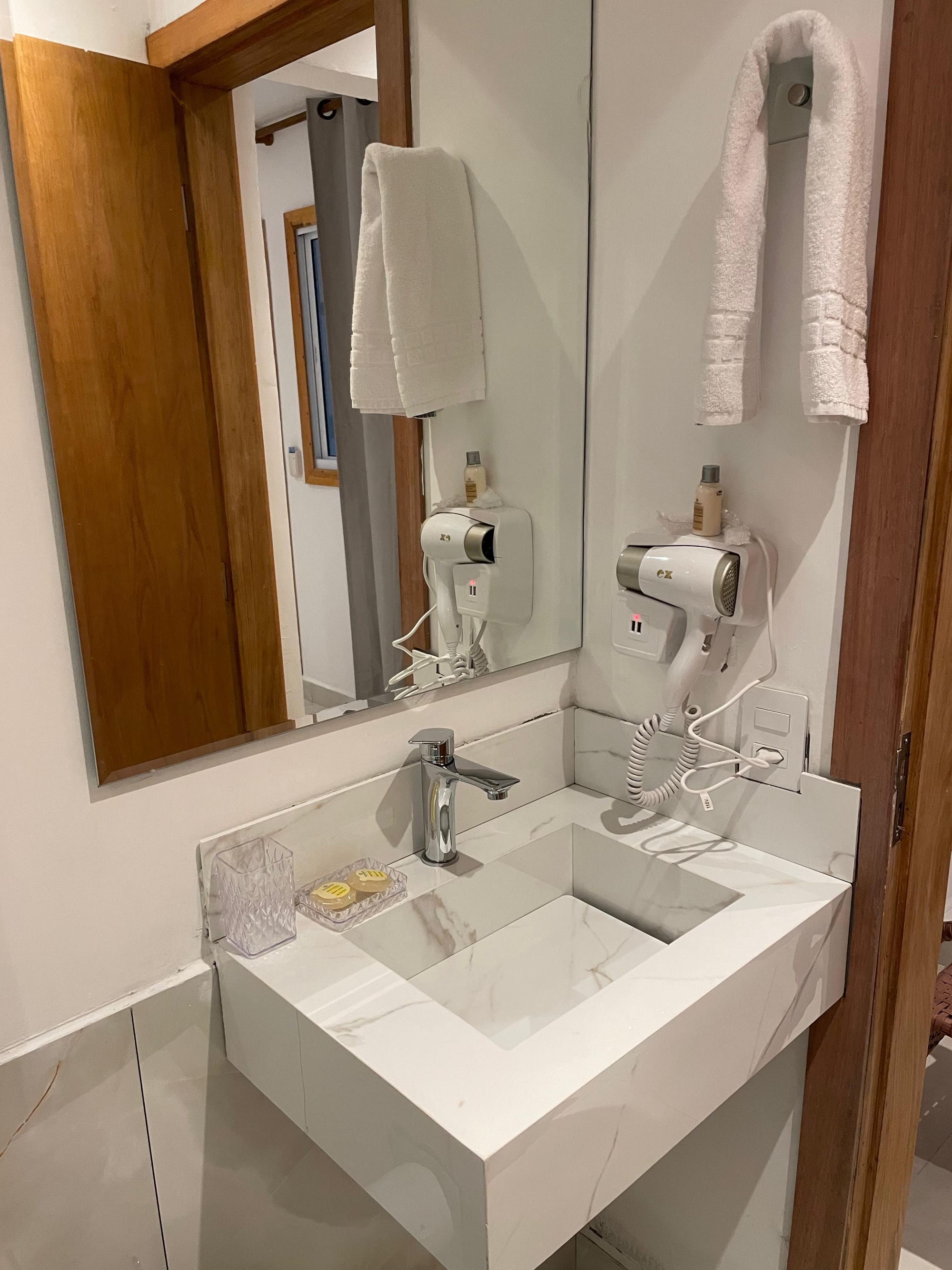 QUARTO COM JANELA E VISTA PARA JARDIM INTERNO