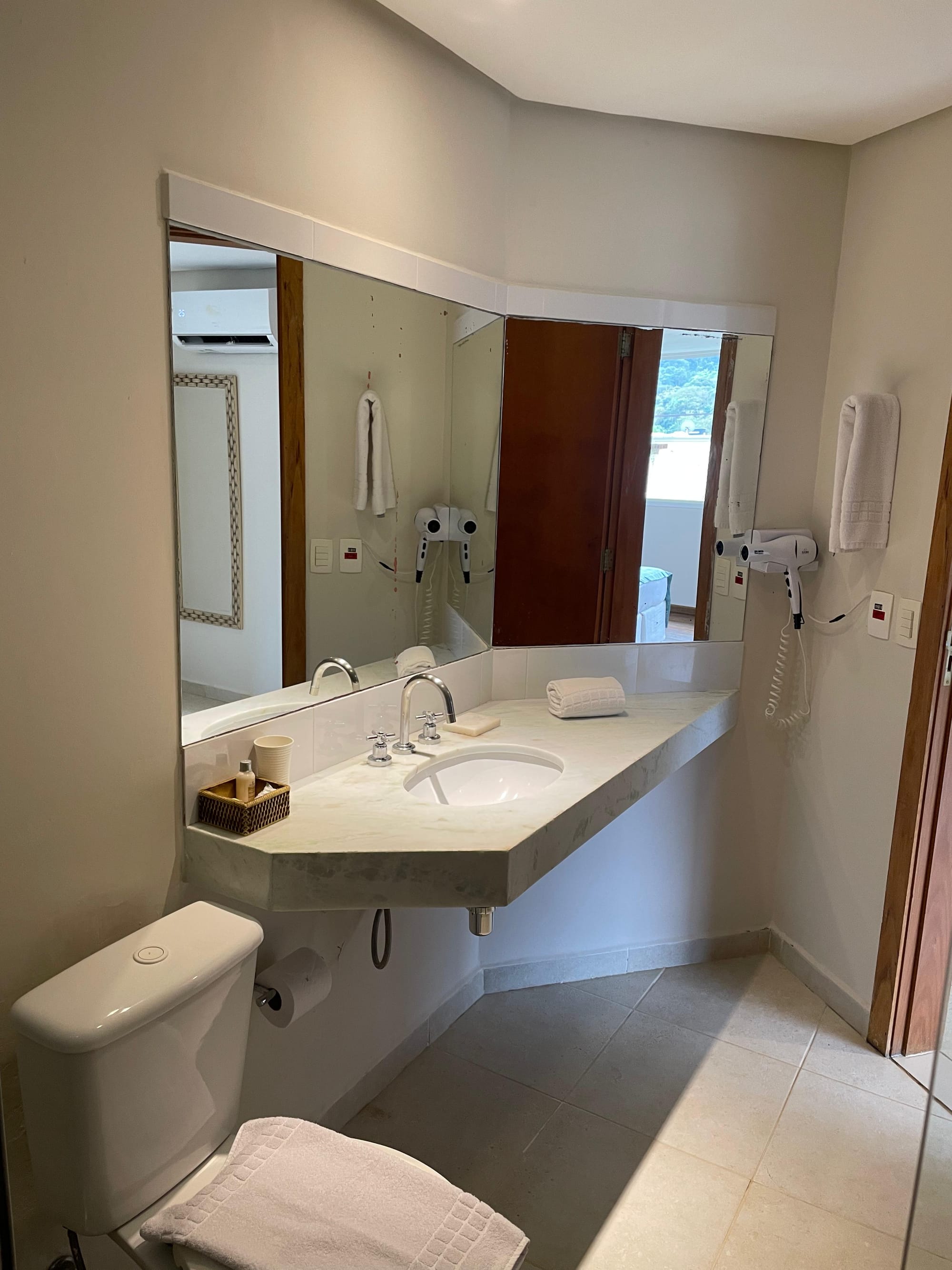 PISO SUPERIOR COM VISTA PARA MONTANHA