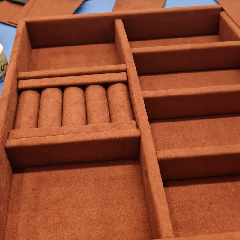 Esempi di Lavorazioni su Mobili e Accessori Rivestiti in Tessuto