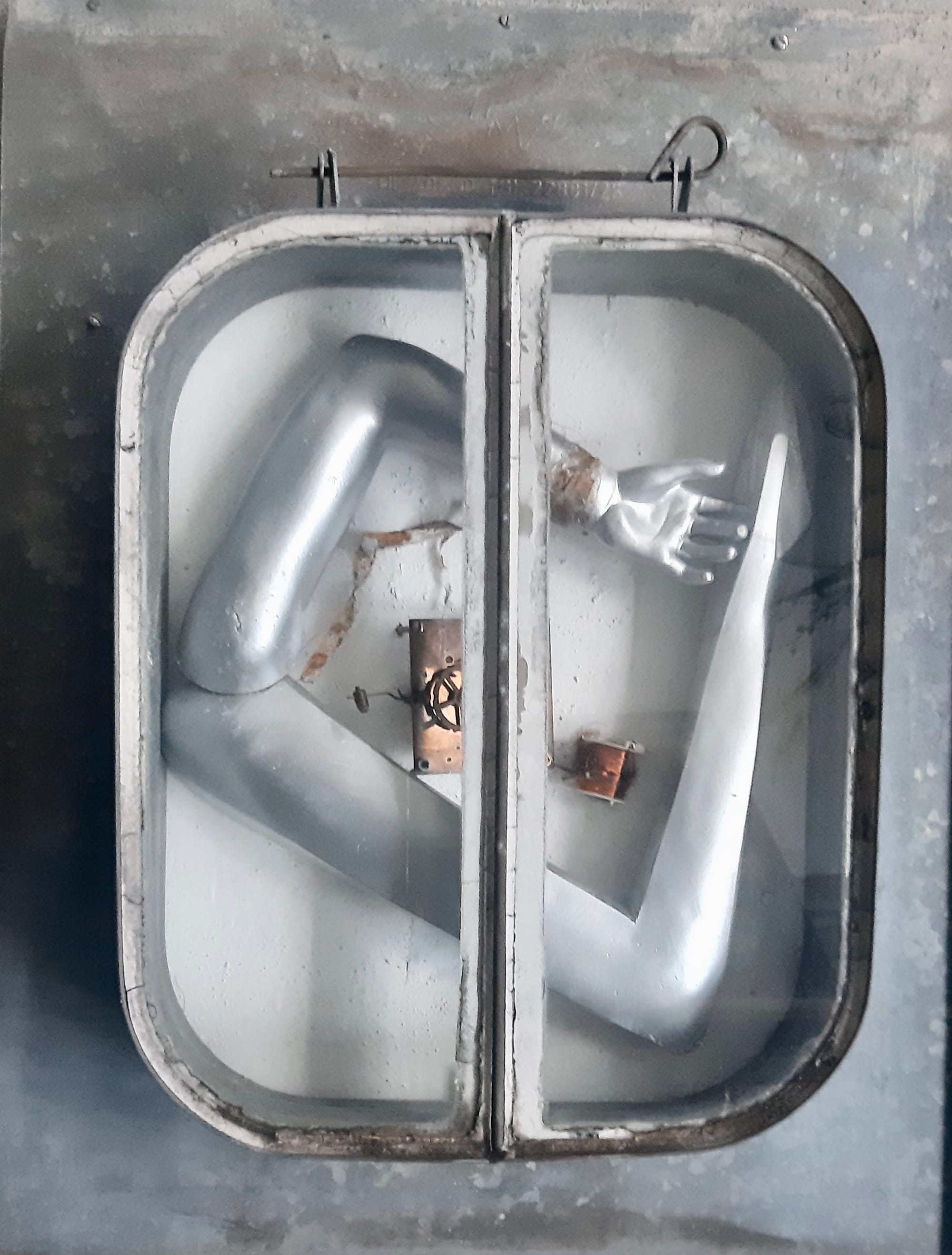 Main dans la main sous le hublot - H/B/D-78/68/15 - 2025