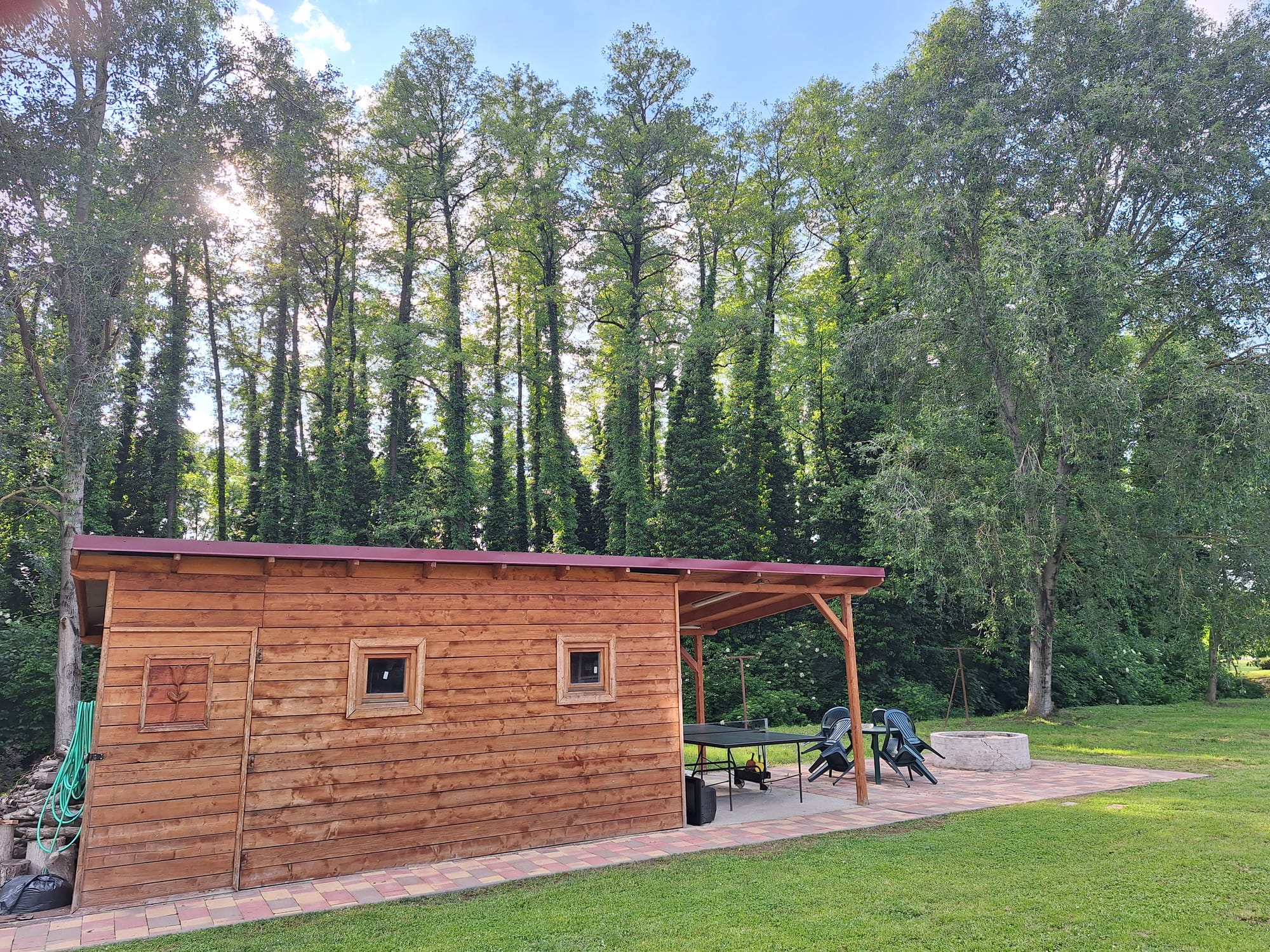 Madárcsicsergős kertecskénk