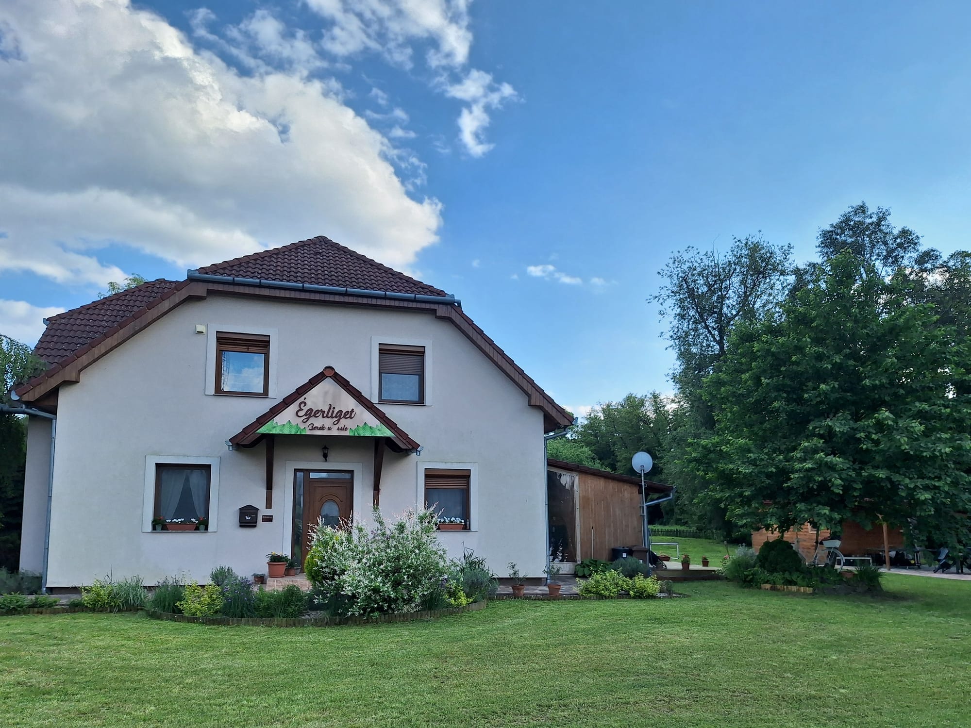 Madárcsicsergős kertecskénk