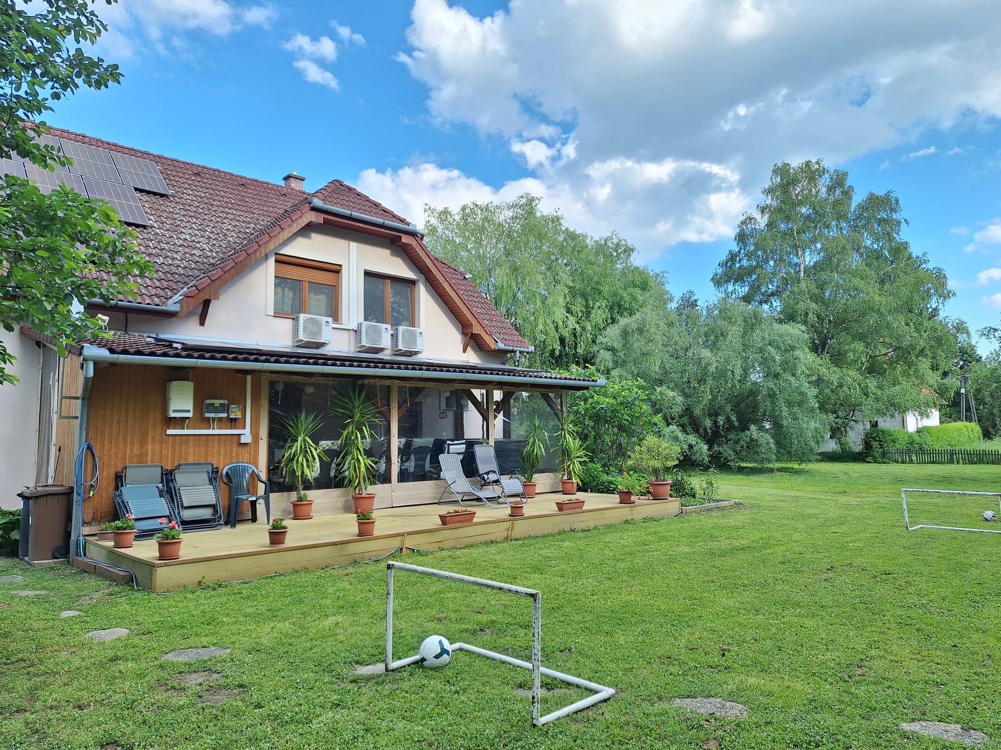 Madárcsicsergős kertecskénk