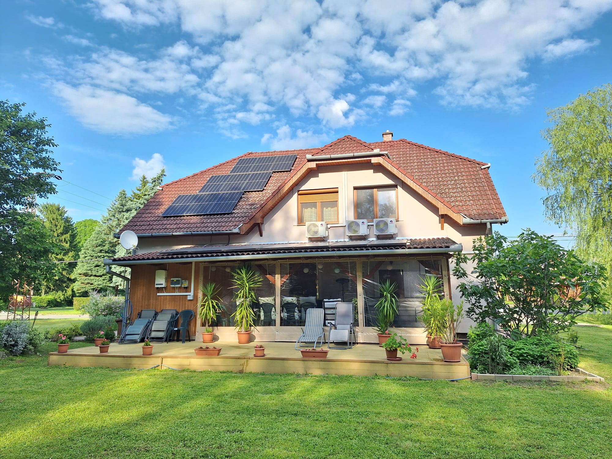 Madárcsicsergős kertecskénk