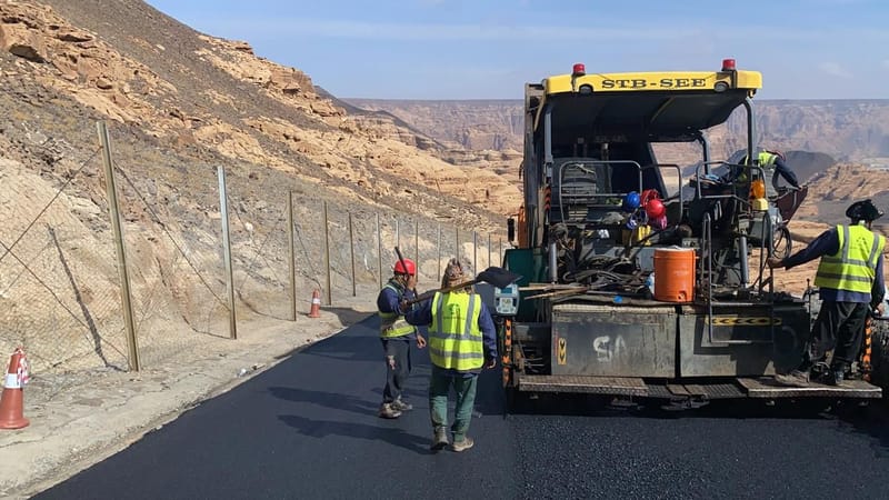 تنفيذ أعمال الطرق والإسفلت