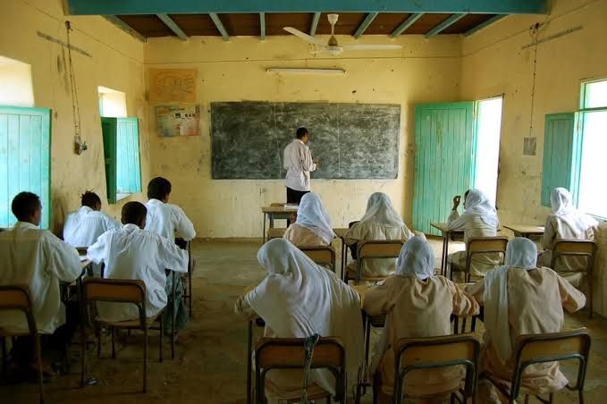 لجنة المعلمين السودانيين تحذر من تسييس التعليم