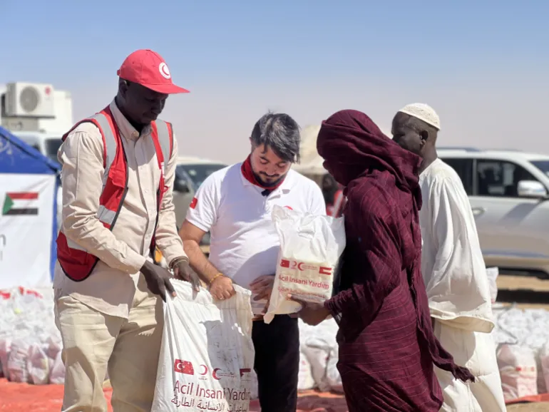 The Turkish Red Crescent provides food aid to displaced people in El Fasher.