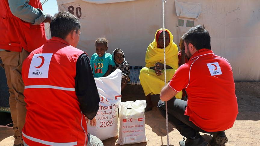 الهلال الأحمر التركي يعزز عملياته الإغاثية دعما للنازحين في السودان