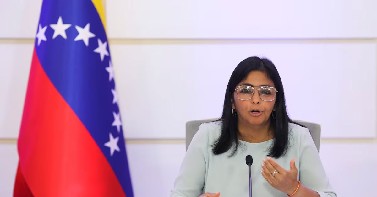 محكمة فنزويلية عليا تكلف نائبة الرئيس بإدارة شؤون البلاد مؤقتا
