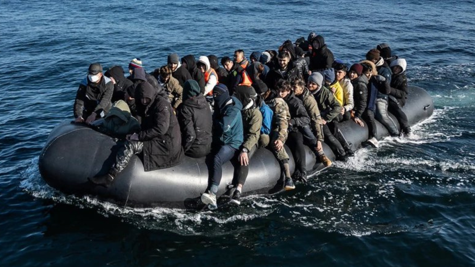 بريطانيا تعتقل سودانيا بعد وفاة 4 مهاجرين في القناة الإنجليزية