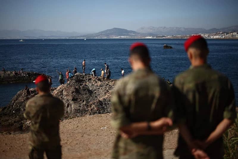 المغرب وإسبانيا تتأهب لمواجهة "عبور جماعي" جديد إلى سبتة