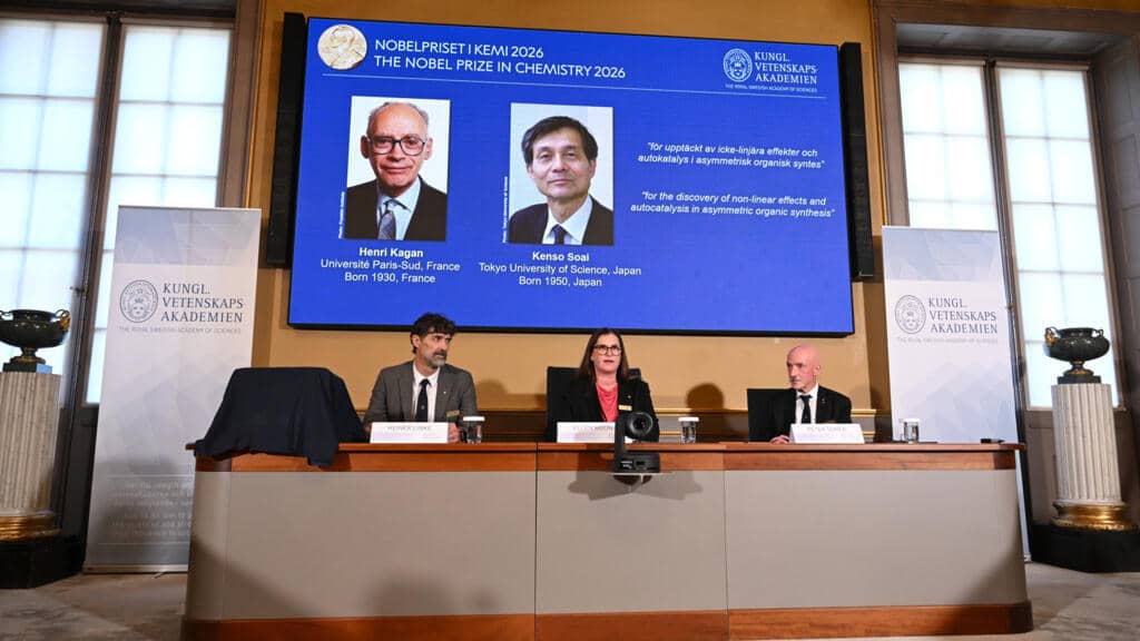 نوبل الكيمياء 2026 لعالمين ساهما في جعل صناعة الأدوية أكثر دقة