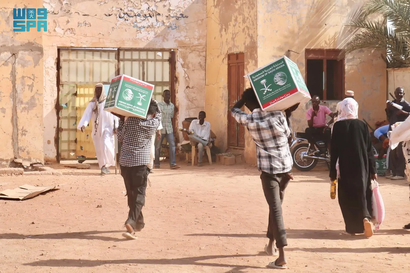 الملك سلمان للإغاثة يوزع سلال غذائية للنازحين والعائدين في محلية الخرطوم