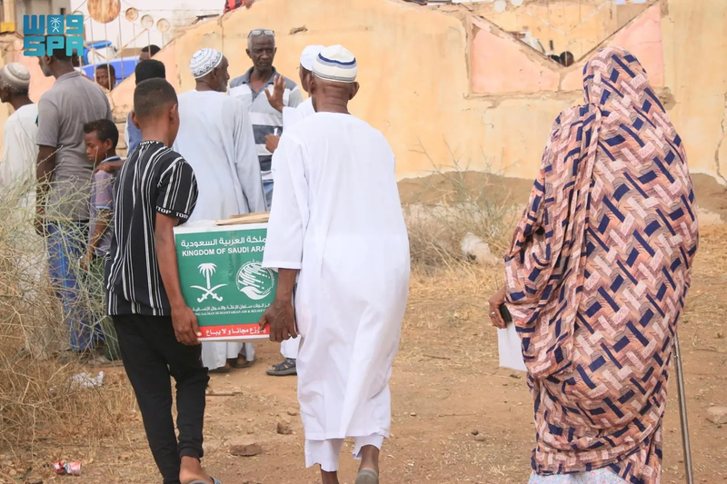 الملك سلمان للإغاثة يوزع سلال غذائية للنازحين في ولايتي الخرطوم والنيل الأبيض