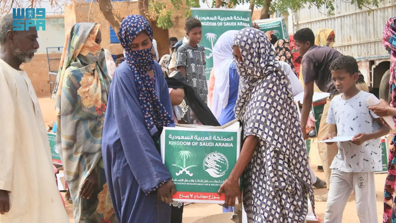 السعودية توزع 1,350 سلة غذائية لنازحي الخرطوم والجزيرة