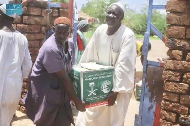 السعودية توزع أكثر من 1400 سلة غذائية للنازحين بشرق سنار