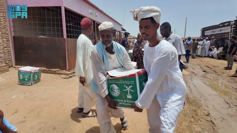 الملك سلمان للإغاثة يوزع مساعدات للمتضررين من الأمطار الغزيرة بالقطينة