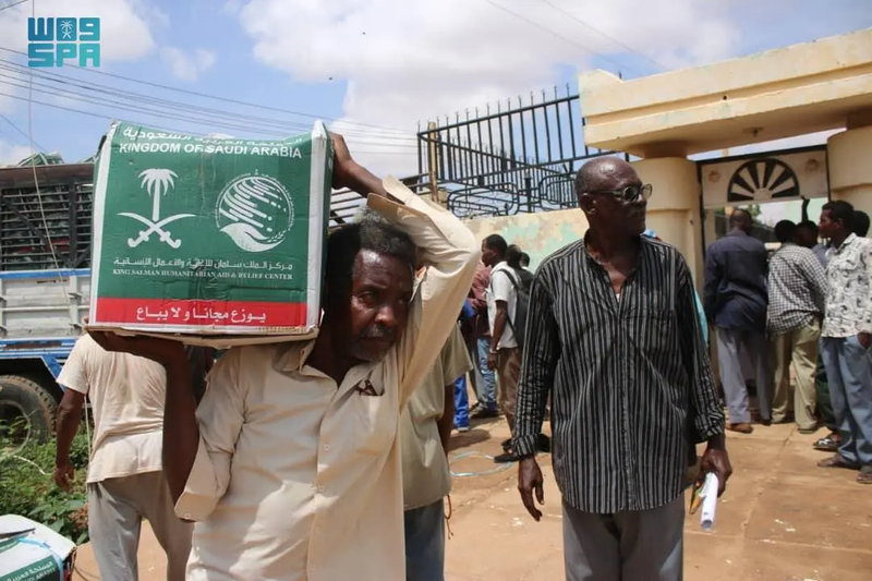 الملك سلمان للإغاثة يوزع سلال غذائية للمحتاجين في محلية بحري