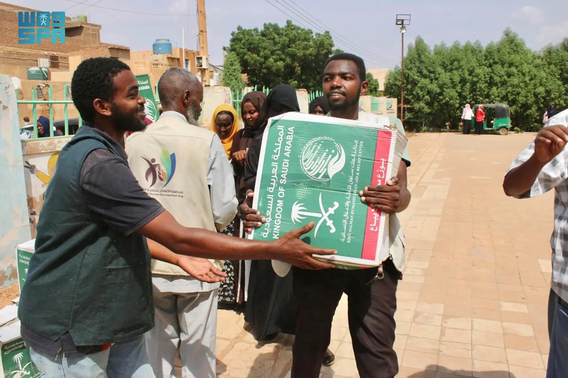 الملك سلمان للإغاثة يوزع سلال غذائية بمحلية الخرطوم