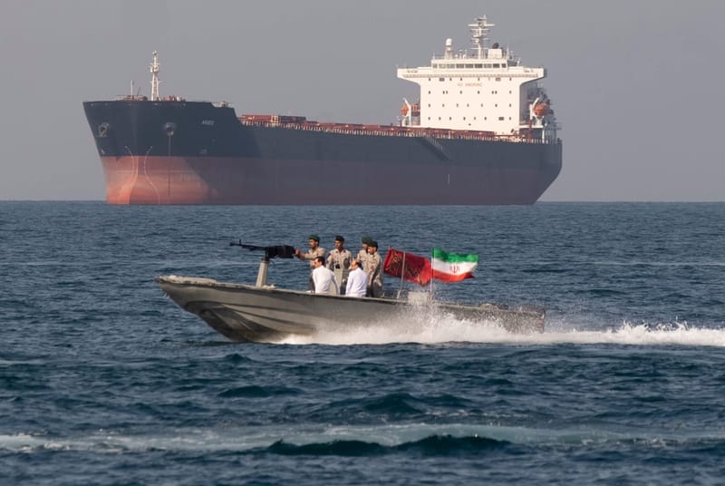 رويترز: سفن تؤجل عبورها مضيق هرمز رغم وقف إطلاق النار