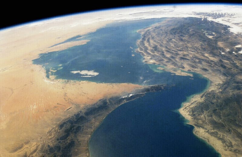 انتعاش نسبي في حركة الملاحة عبر مضيق هرمز رغم استمرار التوترات