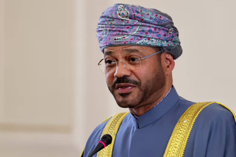 وزير الخارجية العُماني يزور طهران لبحث أمن مضيق هرمز