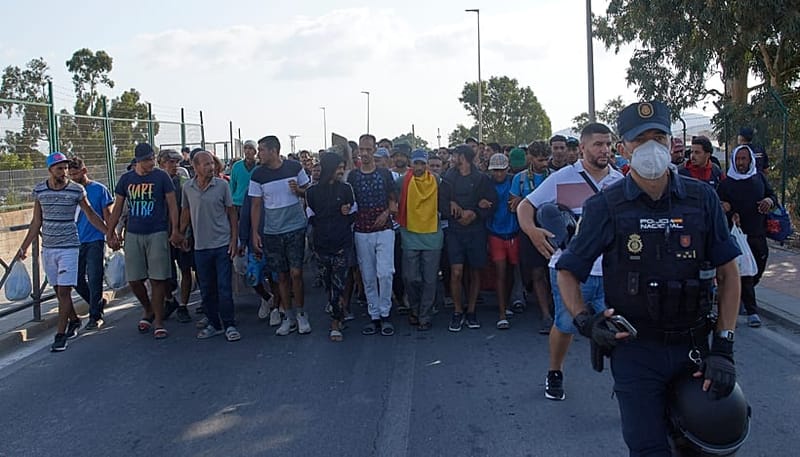 سبتة على حافة الانهيار بعد عبور 72 ألف مهاجر خلال يومين