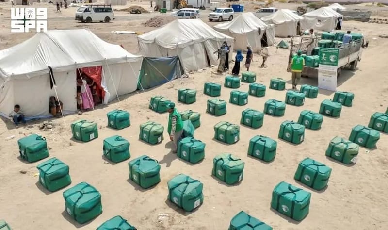 مركز الملك سلمان يوزع حقائب إيوائية لـ400 أسرة متضررة بالجبلين