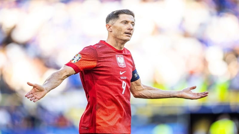 ليفاندوفسكي متهم بتزوير شهادتي الماجستير والسلطات تفتح تحقيقا