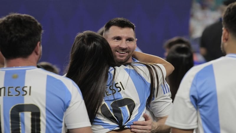 لاعب دولي سابق: ميسي سرقني