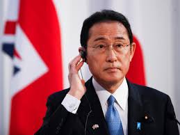 رئيس الوزراء الياباني يعتزم التنحي عن منصبه بعد فضائح سياسية