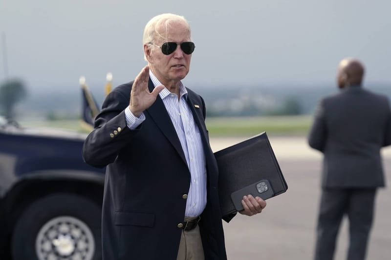 "ديلي ميل": بايدن غادر السباق الرئاسي بسبب "مكالمة مهينة" من امرأة قوية