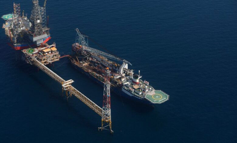 واشنطن توسع نطاق العقوبات على قطاع النفط الإيراني