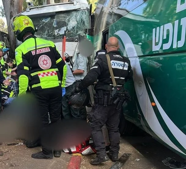 أغلبهم جنود.. قتلى وجرحى بعملية دهس قرب مقر “الموساد” شمال تل أبيب