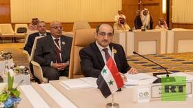 هي الزيارة الأولى منذ تعيينه.. وزير الخارجية السوري يصل إلى طهران