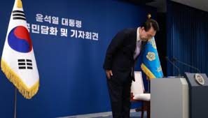 الرئيس الكوري الجنوبي يقدم "اعتذاره الصادق" عن فرضه الأحكام العرفية لكنه لم يستقِل