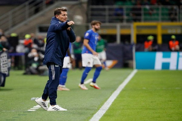 درجال يتدخل وكاساس يراها صعوبة .. تفريغ اللاعبين المحترفين لخليجي 26