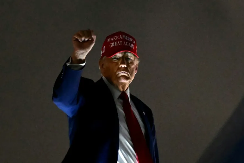 ترامب يقلل من أهمية رد بكين الجمركي والأسواق المالية تتراجع